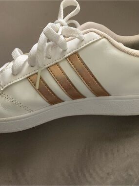 Girls White Adidas Sneakers with Metallic Rose Gold Stripes